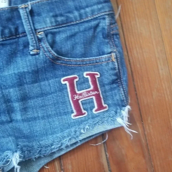 - Hollister jean shorts - Picture 3 of 5